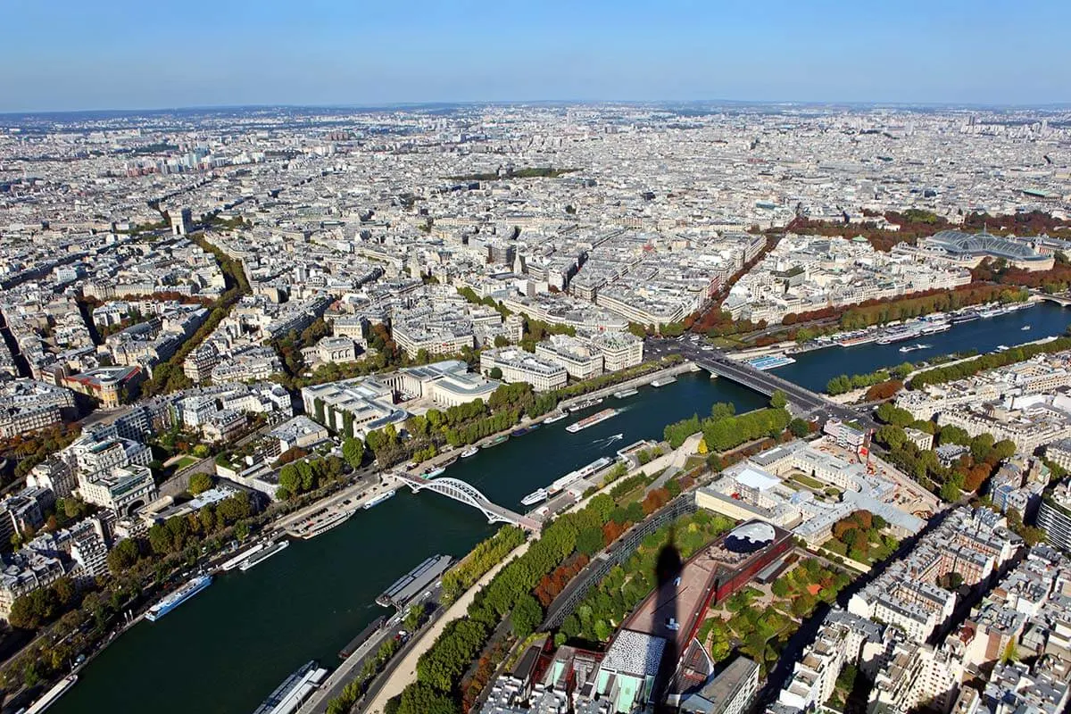 Vista aérea de París desde la cima de la Torre Eiffel