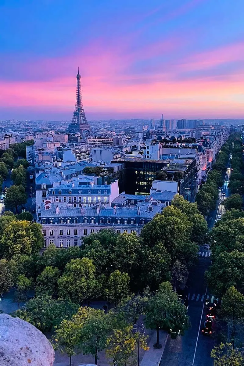 Vista del atardecer de París con la Torre Eiffel vista desde el Arco de Triunfo