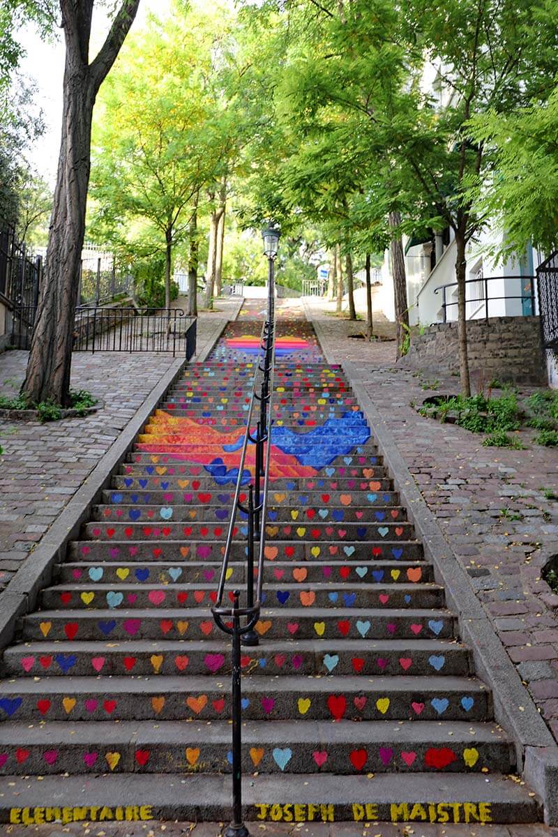 Coloridas escaleras de Rue Chappe en Montmartre París