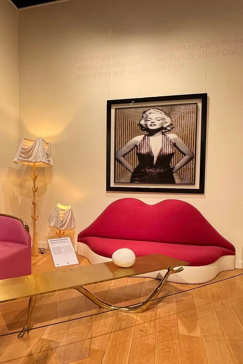Muebles de Dali dentro del museo Dali Paris en Montmartre