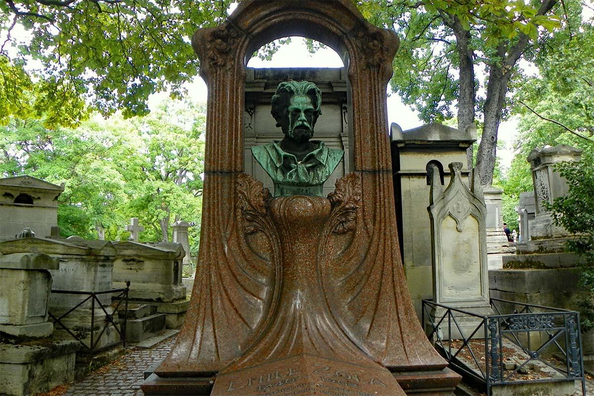 Emile Zola grave in Montmartre Cemetery in Paris