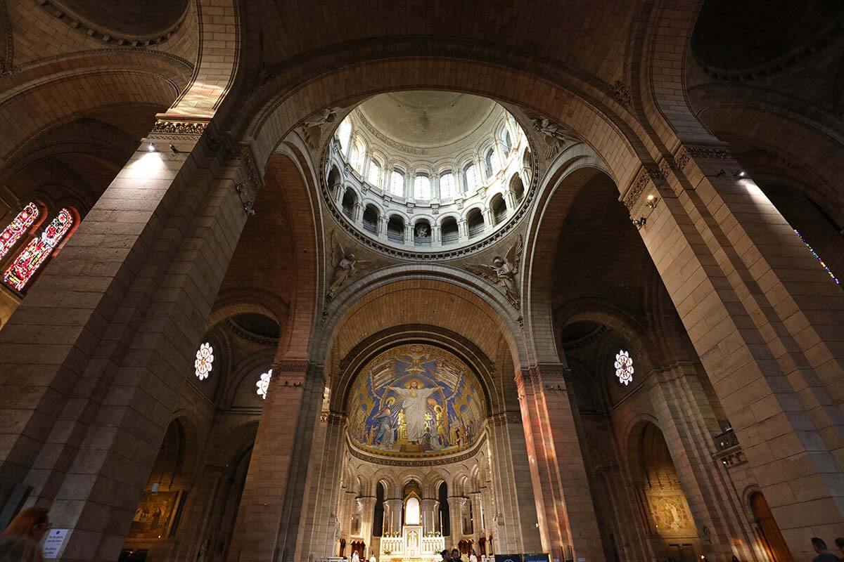 Interior de la Basílica del Sacre Coeur en Montmartre París