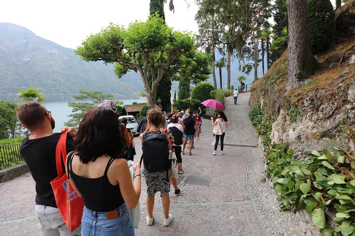 Long queue at the entrance of Villa del Balbianello