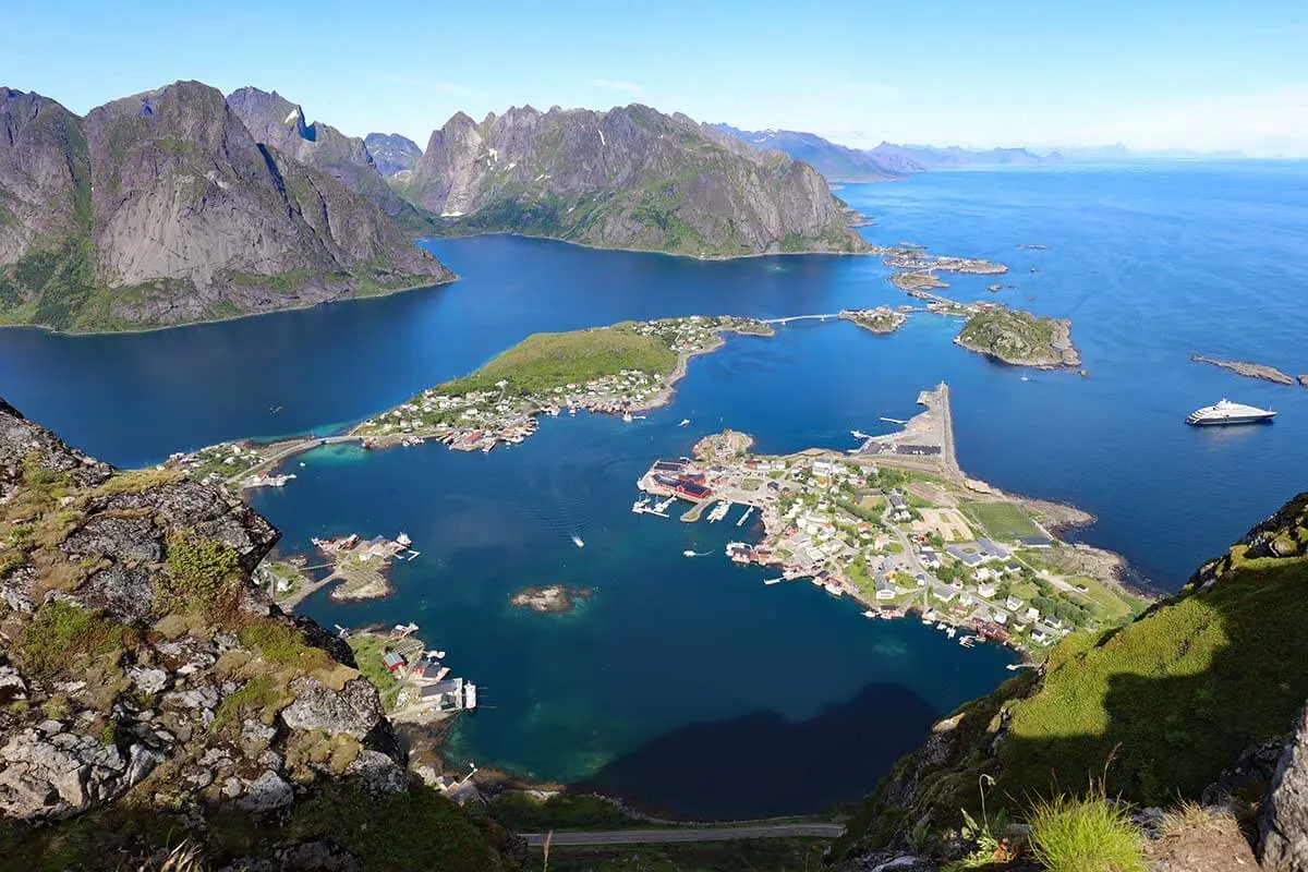 Vista de Reinebaren en Lofoten Noruega