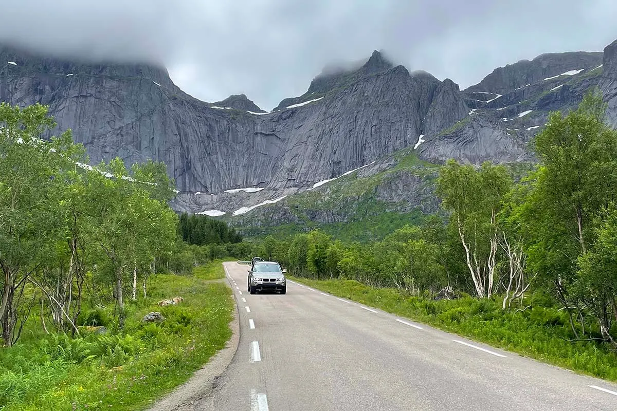 Carretera escénica a Nusfjord en Lofoten, Noruega