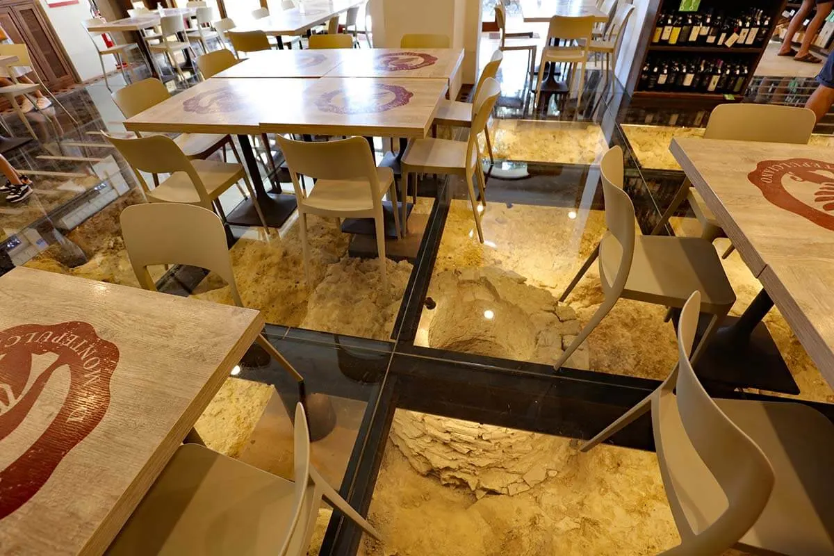 Piso de cristal en el bar de vinos Enoliteca en la fortaleza de Montepulciano