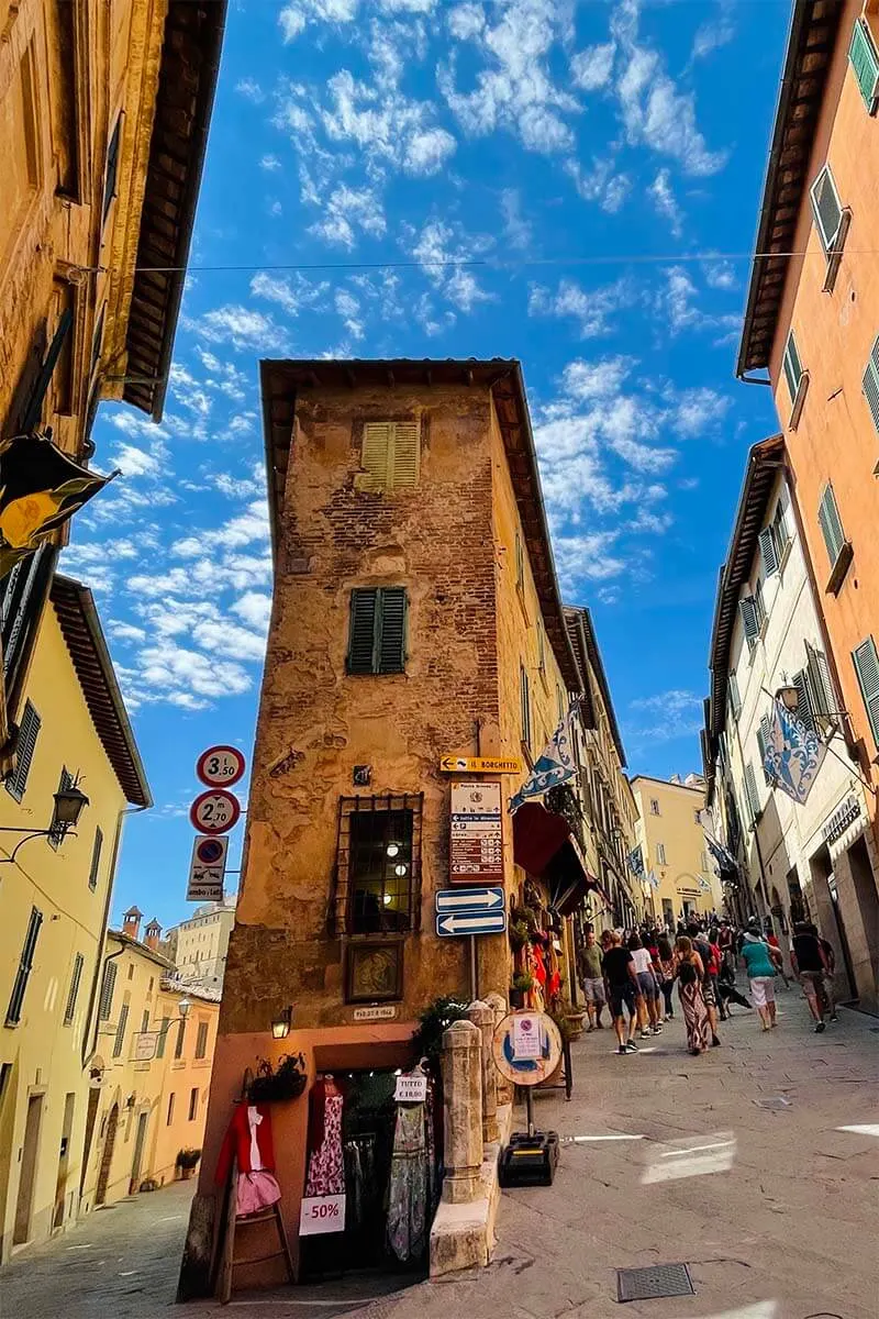 Calle Il Corso en el casco antiguo de Montepulciano - Toscana, Italia