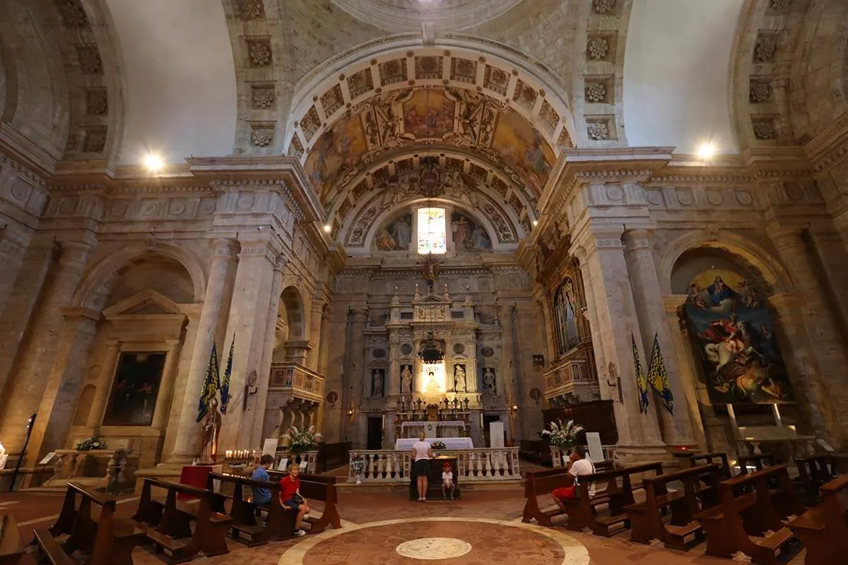 Interior de la iglesia de San Biagio en Montepulciano, Italia