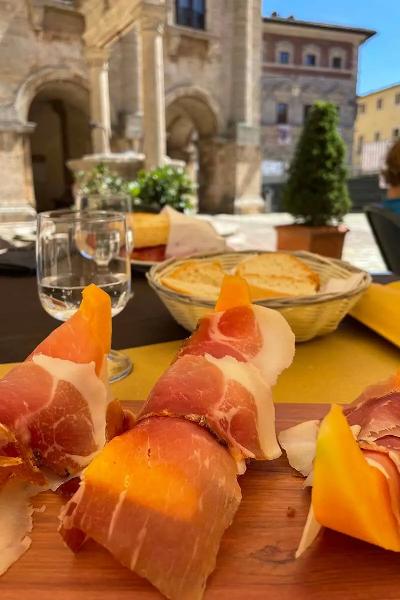 Melón y jamón de Parma: plato tradicional italiano en un restaurante de Montepulciano