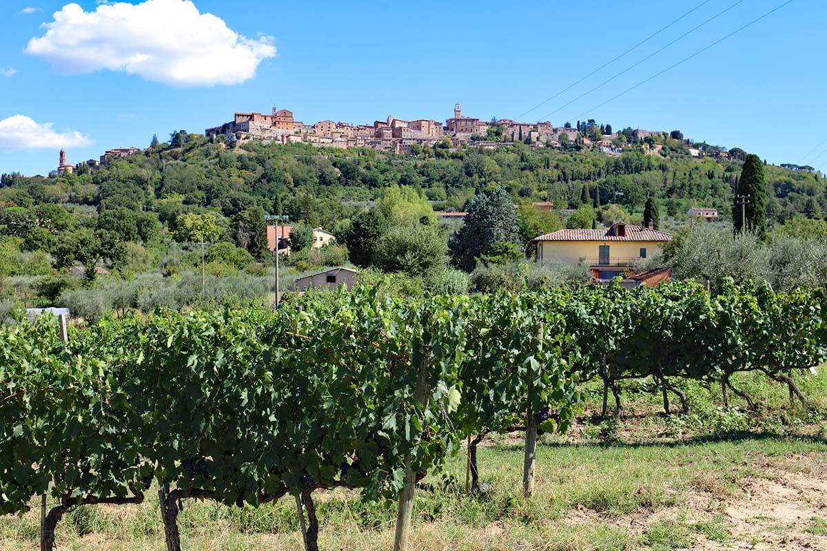 Ciudad en la cima de una colina de Montepulciano rodeada de viñedos - Toscana, Italia