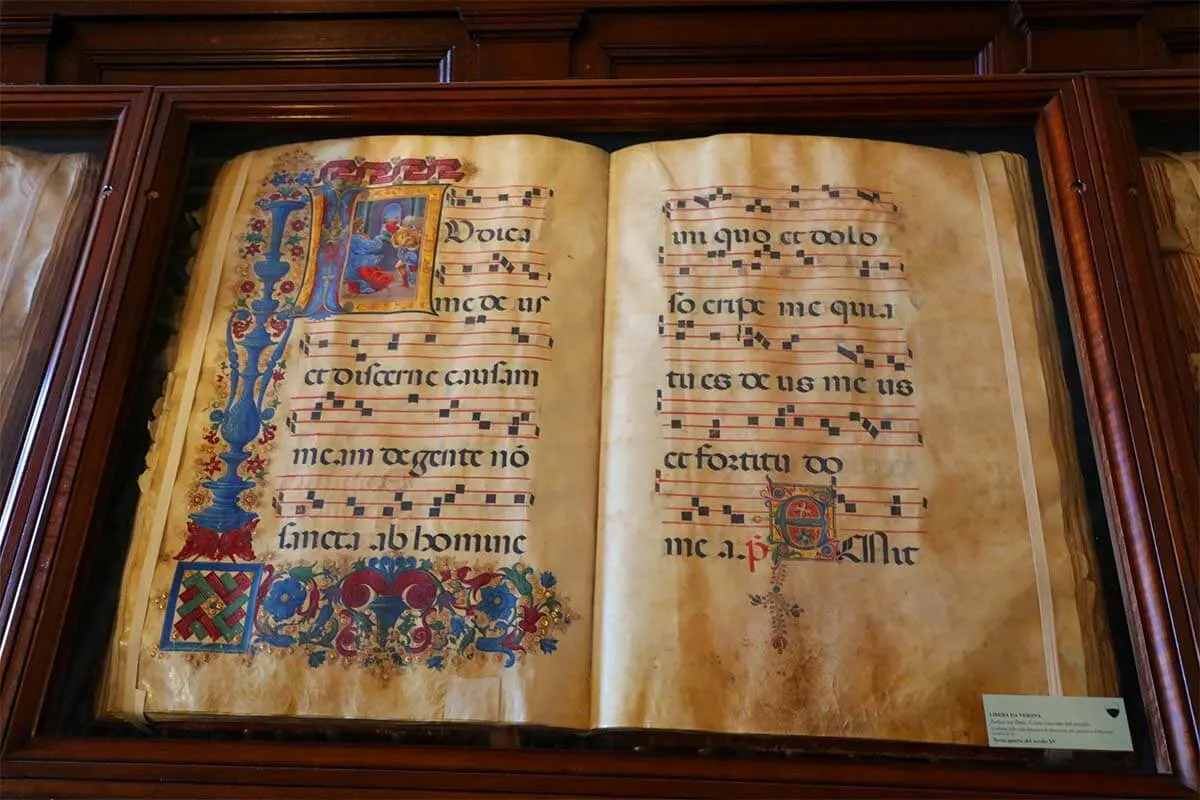 Libro antiguo del siglo XV dentro de la Biblioteca Piccolomini en la Catedral de Siena, Italia