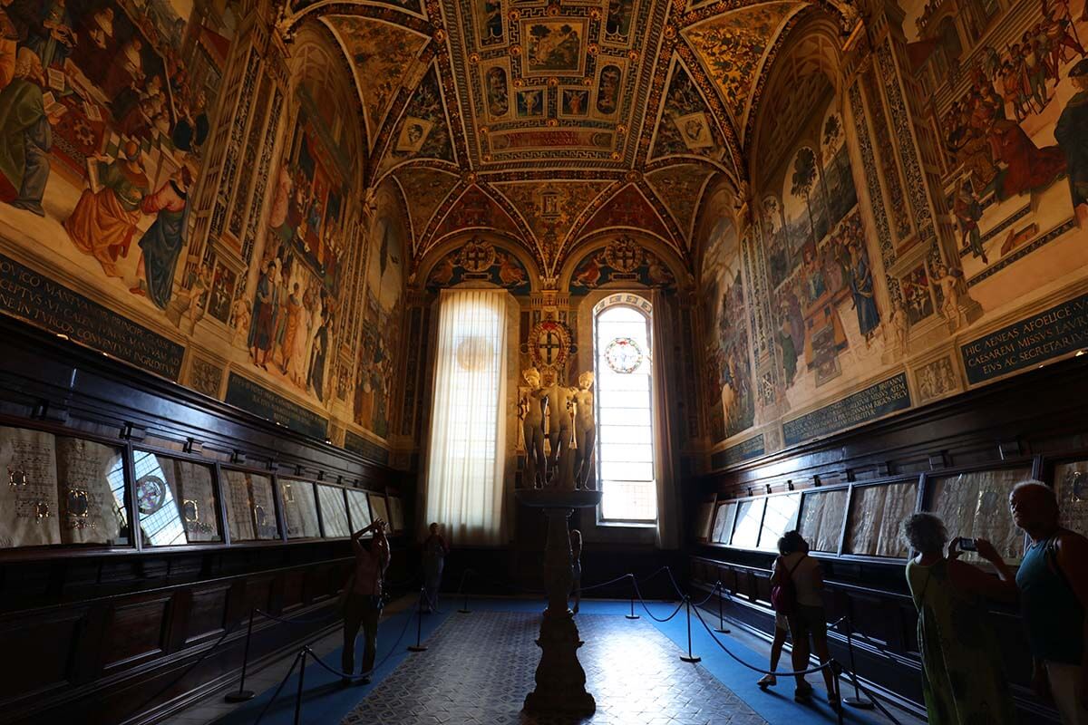 Biblioteca Piccolomini dentro de la Catedral de Siena en Italia