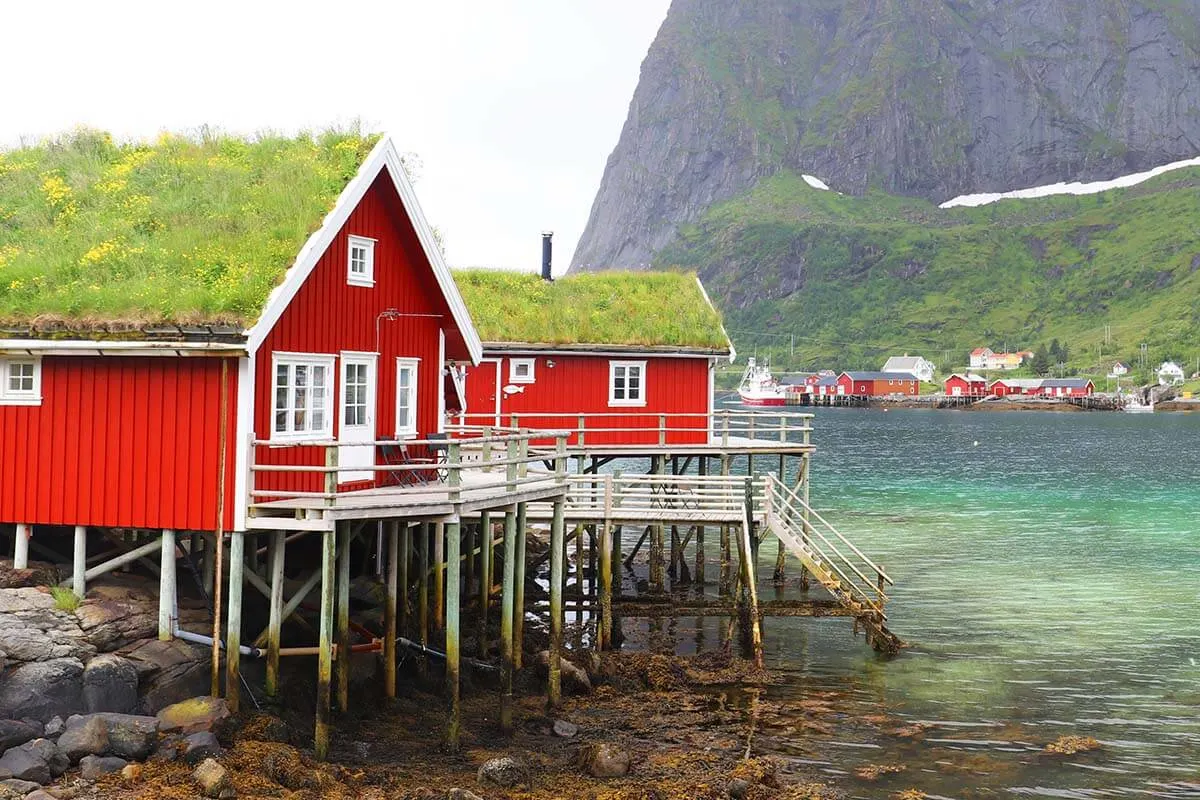 Cabañas rorbuer rojas con techo de pasto - Lofoten, Noruega