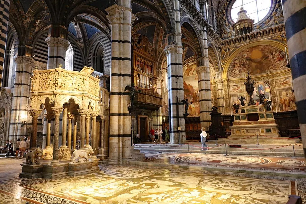 Púlpito y altar de la catedral de Siena