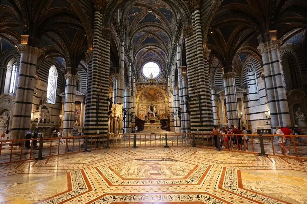 Interior de la catedral de Siena con suelos de mosaico abiertos