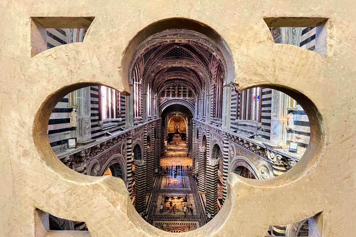 Vista de la Puerta del Cielo (Porta del Cielo) dentro de la Catedral de Siena