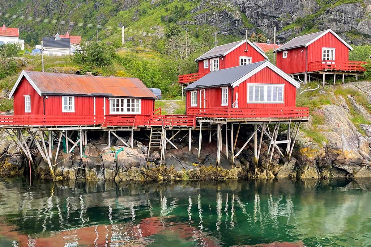 Rorbuer rojo tradicional en A i Lofoten, Noruega