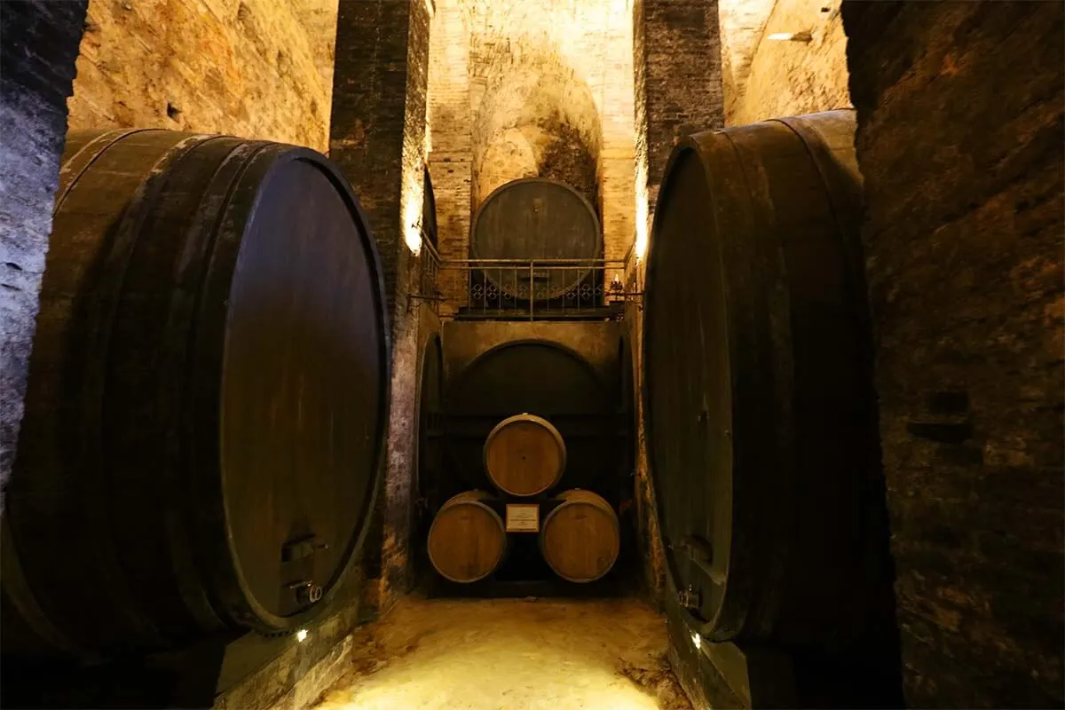 Barriles de vino Vino Nobile di Montepulciano en la bodega De'Ricci en Montepulciano, Toscana