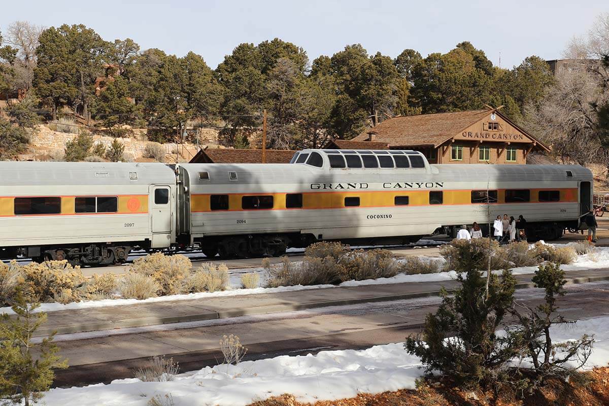 Tren del Gran Cañón en una estación en Grand Canyon Village