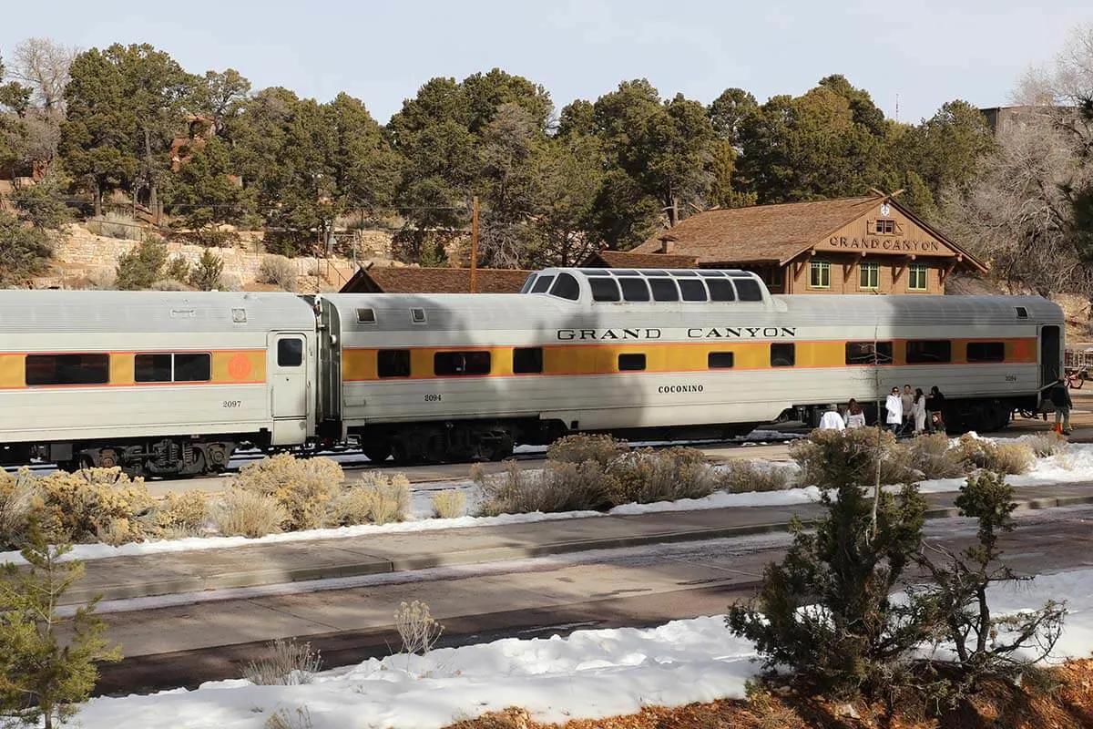 Tren del Gran Cañón en una estación en Grand Canyon Village