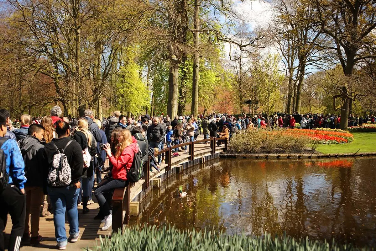 Big crowds at Keukenhof gardens on a weekend