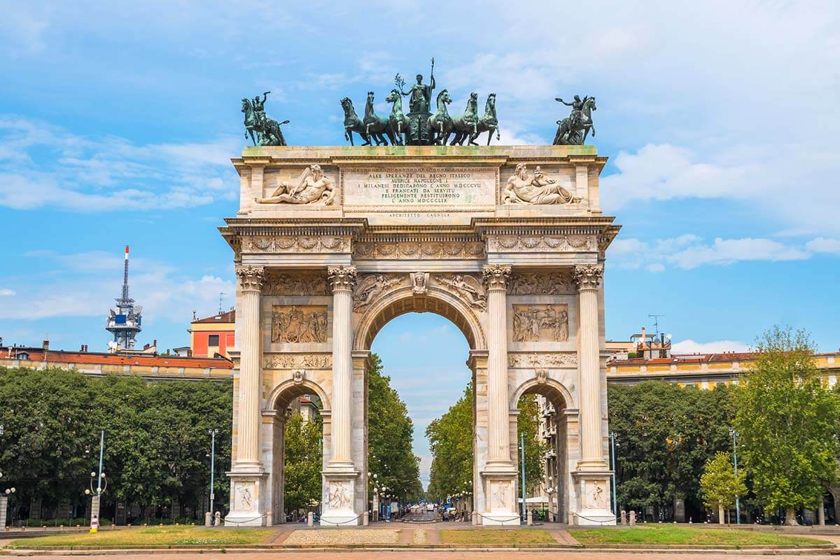 Arco della Pace (Arco de la Paz) en el Parque Sempione, Milán Italia