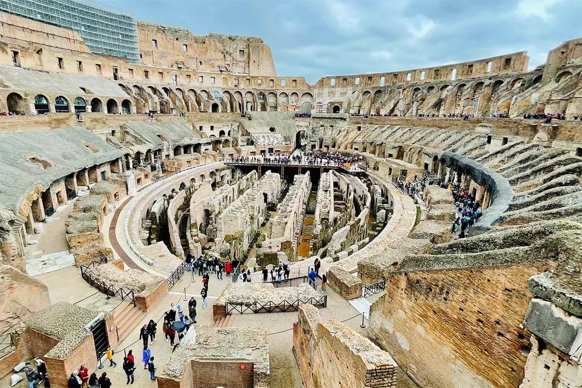 Interior del anfiteatro del Coliseo - vista gran angular