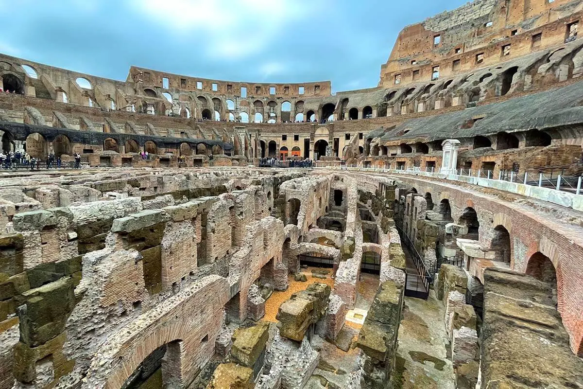 Vista interior del Coliseo desde el piso de la Arena