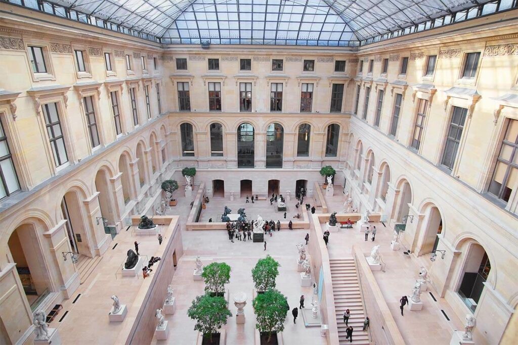 Sala de esculturas Cour Marly (sala 102) bajo la pirámide de cristal del Museo del Louvre