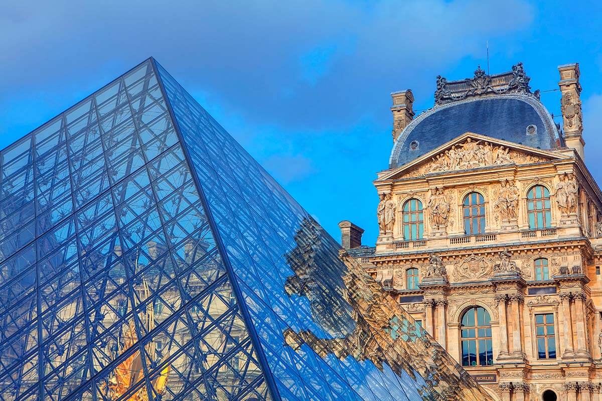 Museo del Louvre y pirámide - París, Francia