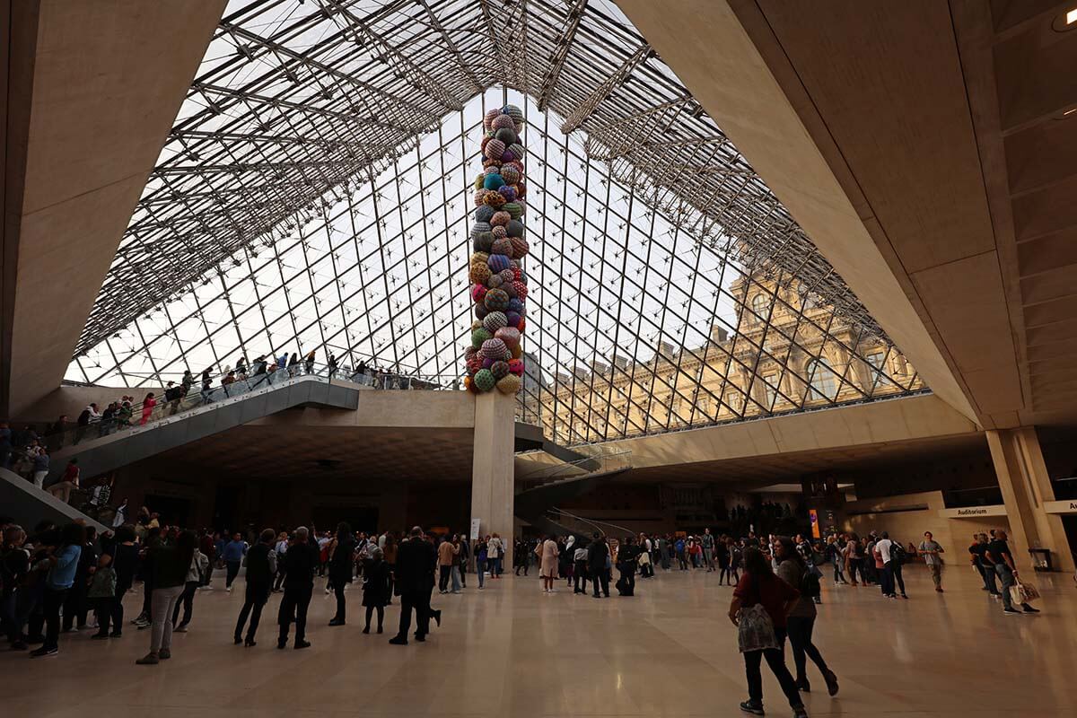 Hall de entrada principal del Museo del Louvre bajo la pirámide de cristal
