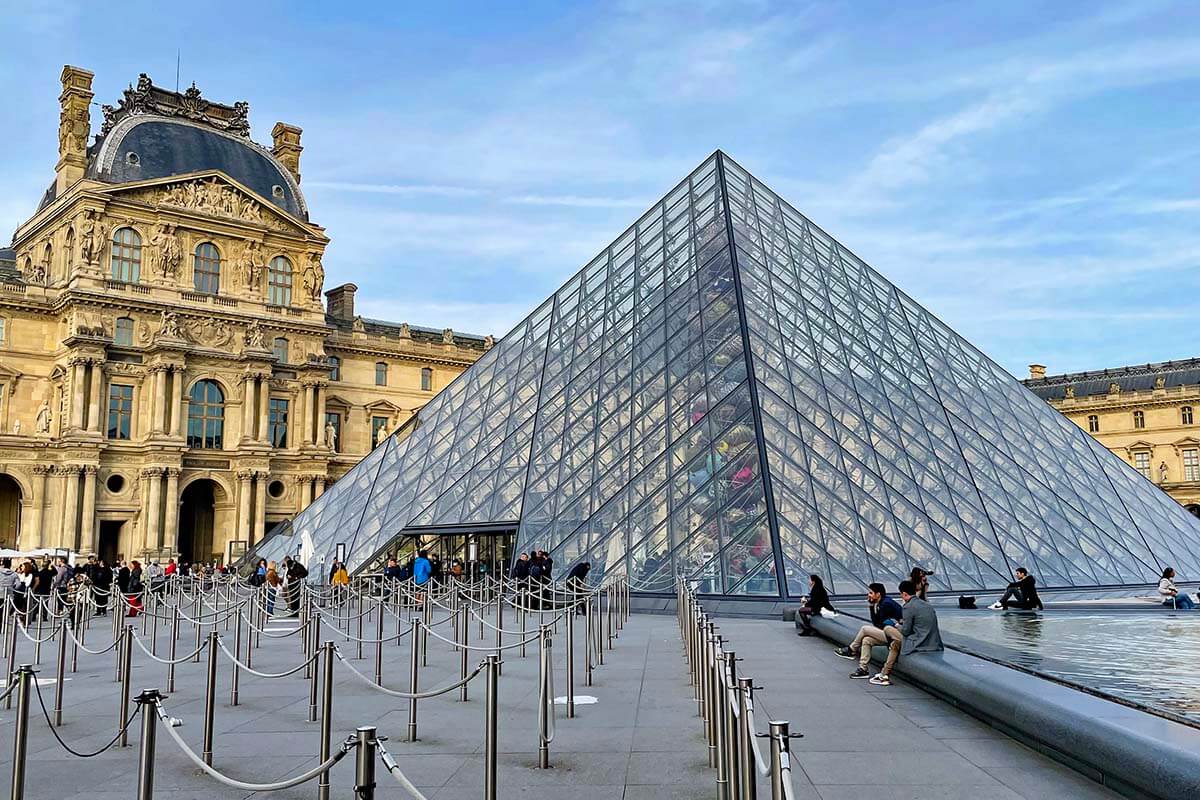 Entrada principal de la pirámide del Museo del Louvre vacía por la noche