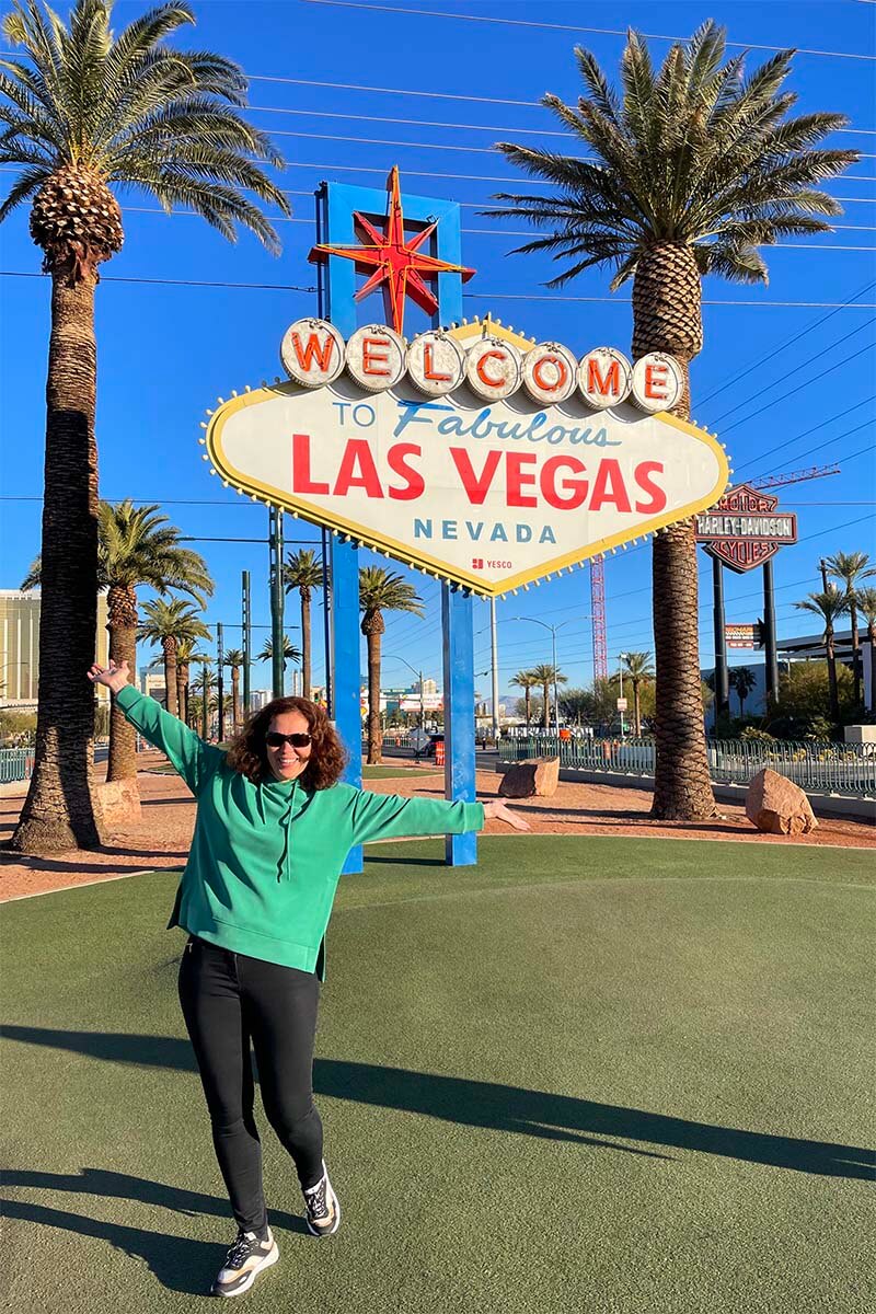 Jurga in front of Welcome to Fabulous Las Vegas Sign (Las Vegas, USA)