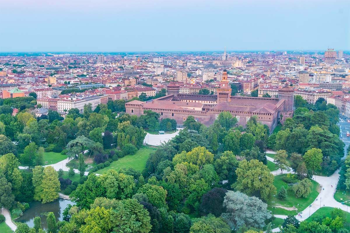 Vista del horizonte de Milán y del parque Sempione desde la Torre Branca