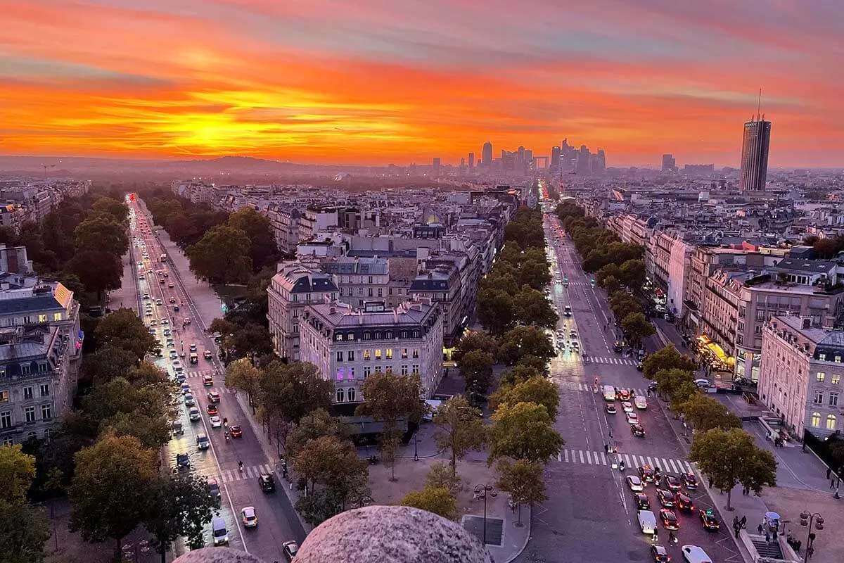 Vista del atardecer de París desde el Arco de Triunfo