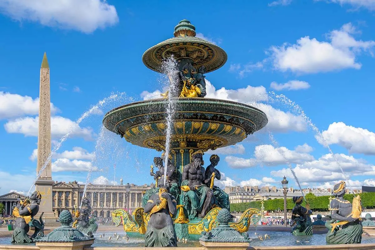 Fuente y obelisco de la Place de la Concorde en París Francia