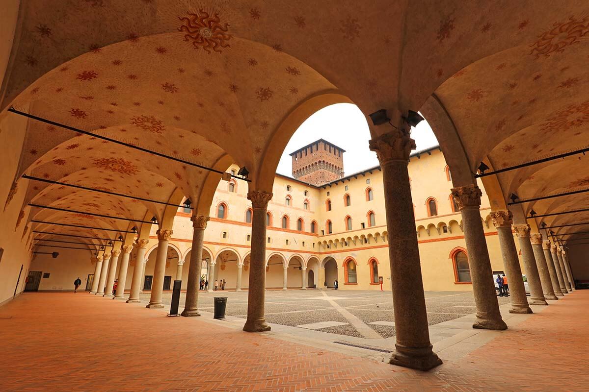 Patio del Castillo Sforza (Milán, Italia)
