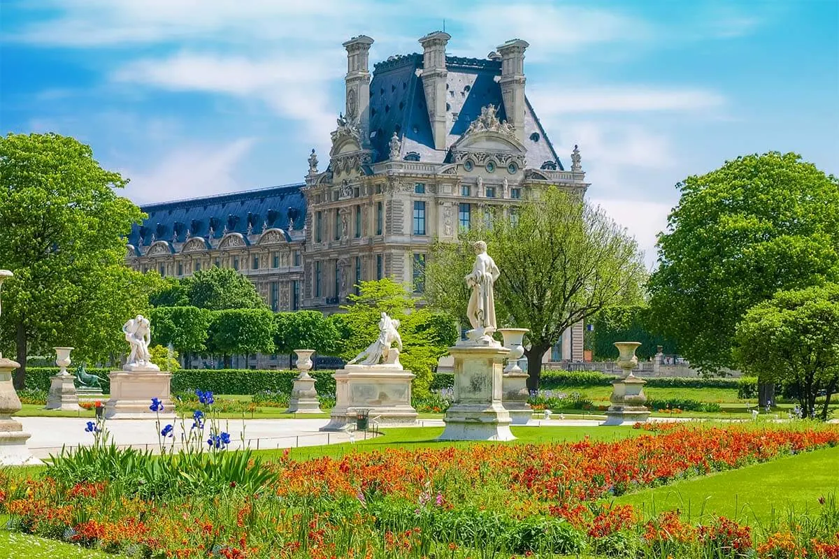 Jardín de las Tullerías y el Louvre - París, Francia