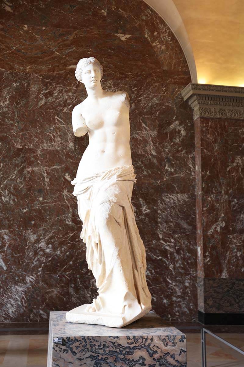 Escultura de Venus de Milo en el Museo del Louvre en París Francia