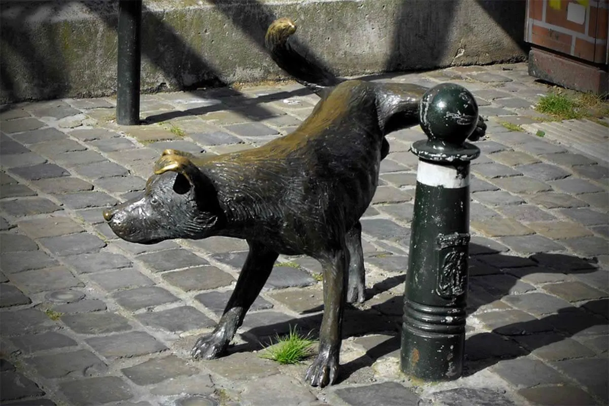 Het Zinneke (Zinneke Pis) peeing dog sculpture in Brussels