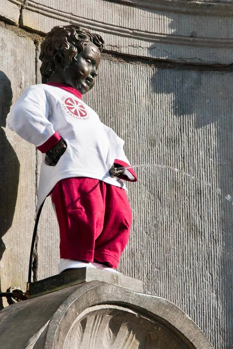 Manneken Pis in a local school sports uniform