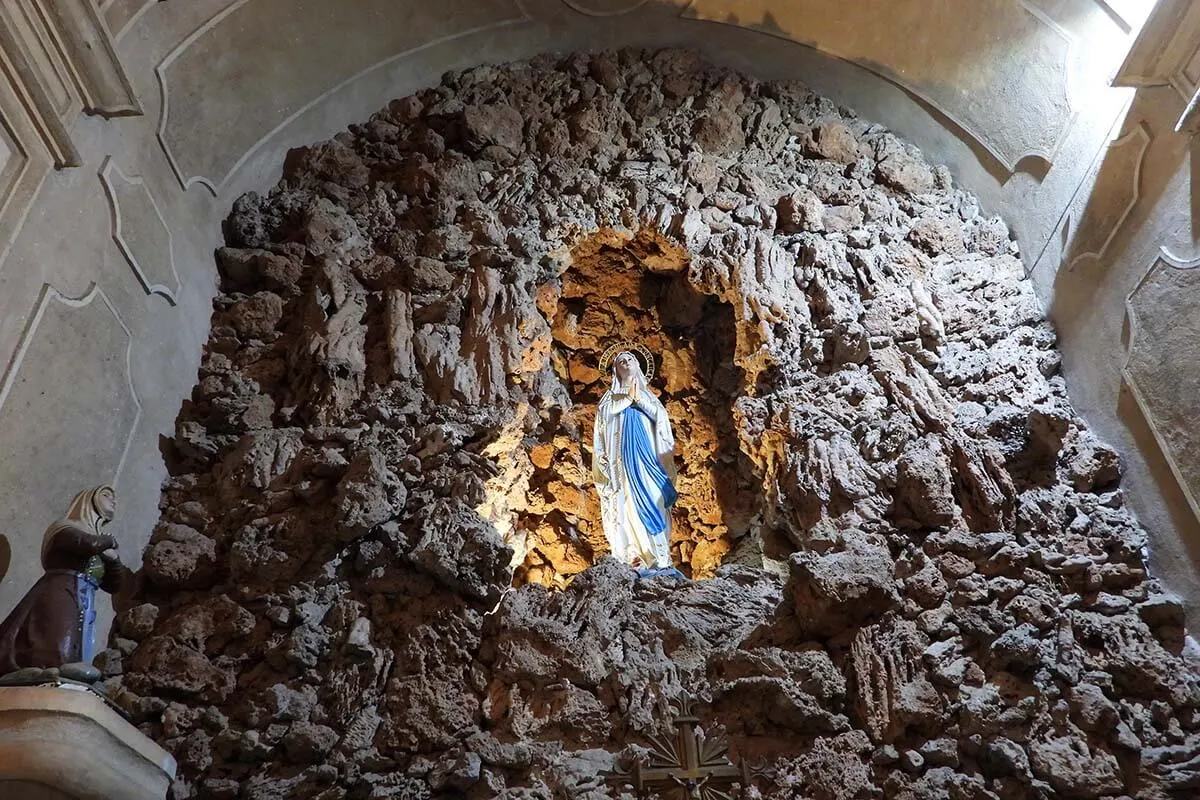 Maria altar at Igreja de Santiago in Tavira