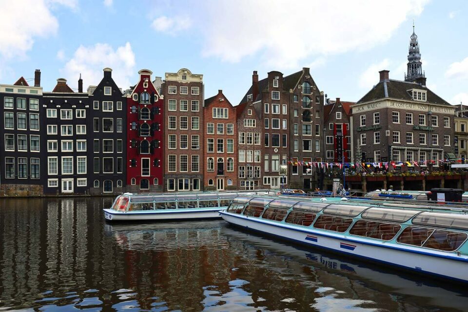 Amsterdam Canal Cruise 2024 10 Tips For A Better Experience   Amsterdam Canal Cruises At Damrak 960x640 