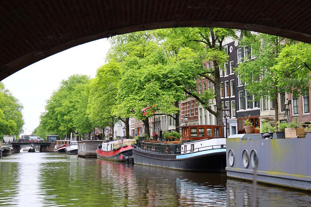Amsterdam sightseeing cruise - houseboats on canals