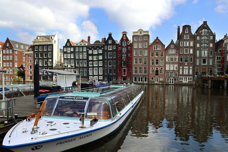 Best Location To Stay In Amsterdam For First Visit Damrak Near Amsterdam Central Station 768x512 