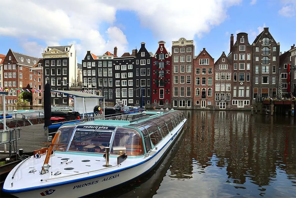 Best location to stay in Amsterdam for first visit - Damrak near Amsterdam Central Station