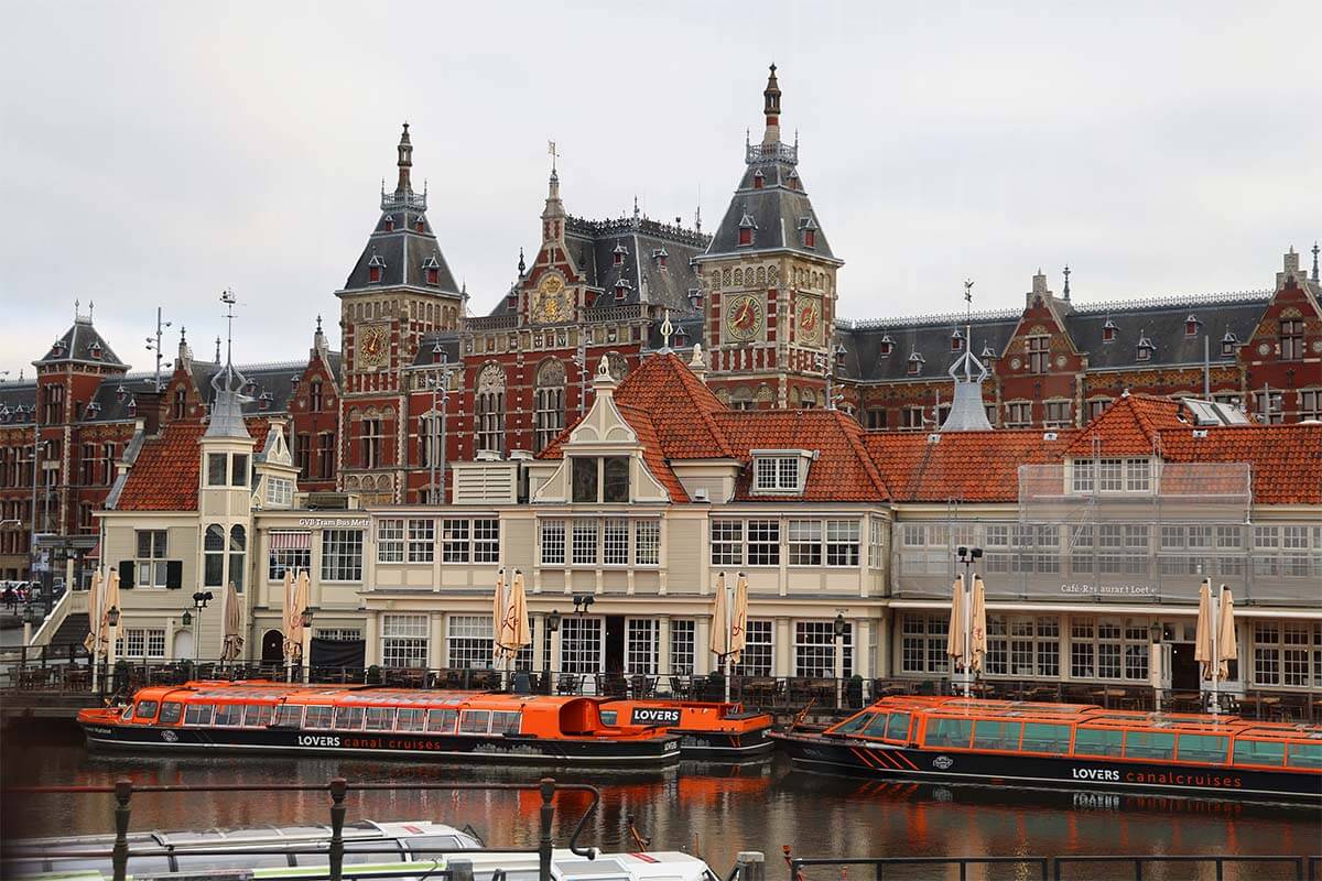 Lovers canal cruises in front of the Central Railway Station in Amsterdam