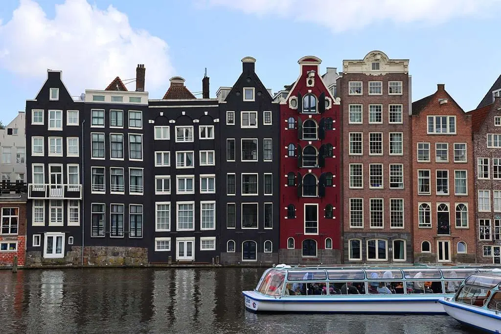 Damrak leaning buildings Amsterdam