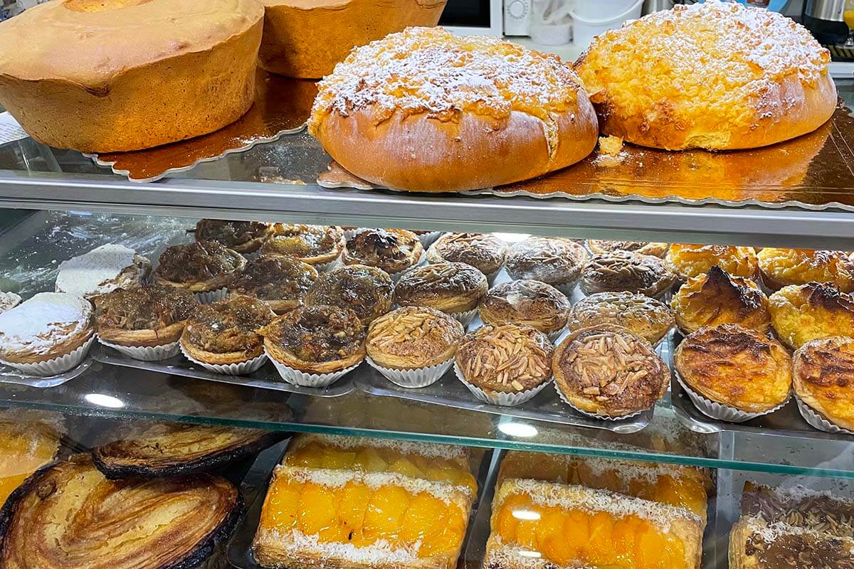 Pasteles y postres del Algarve en una panadería local en Faro