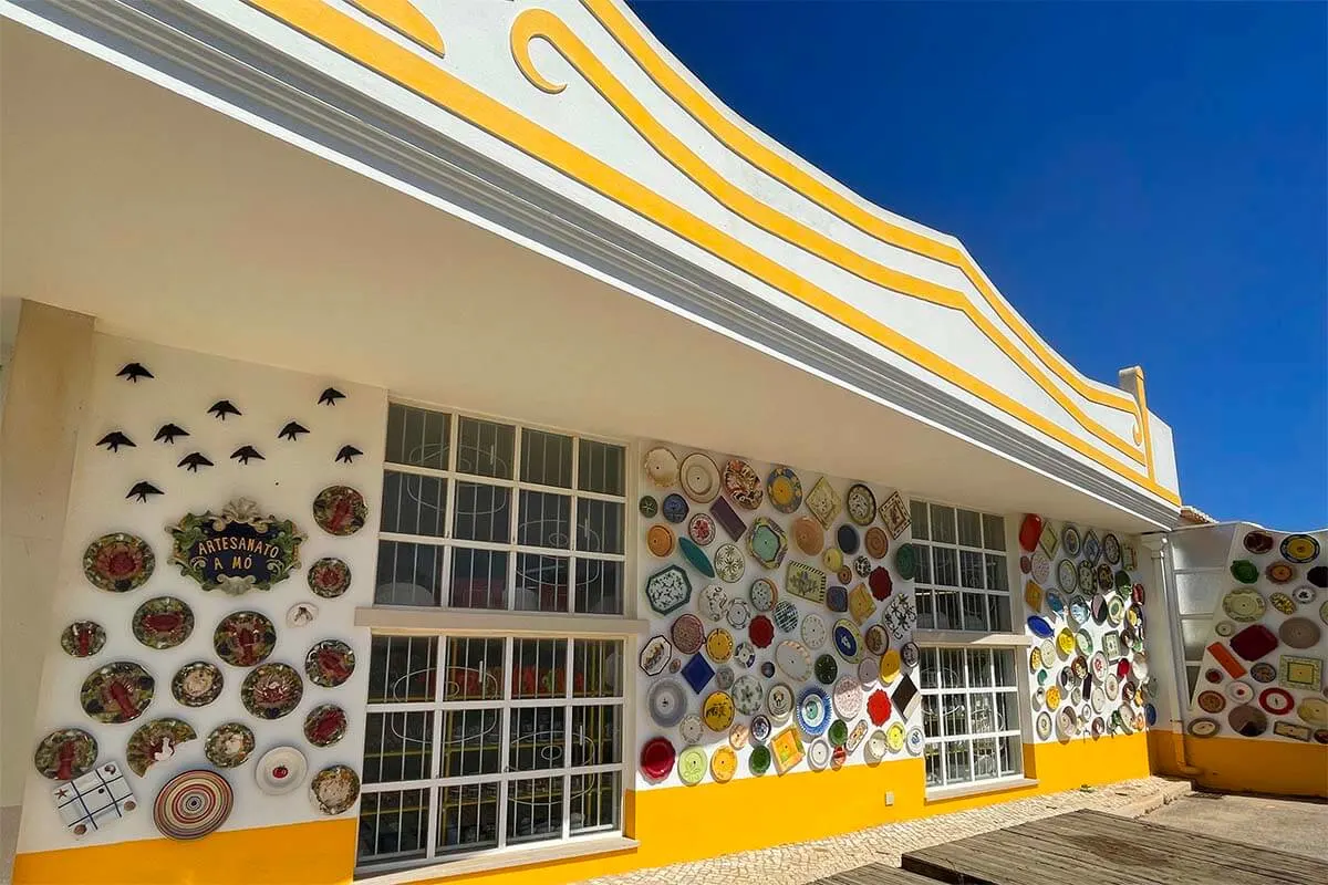 Artesanato a Mo shop in Sagres (colorful interior with ceramic plates)